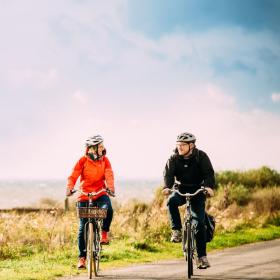 Ældre par på cykeltur